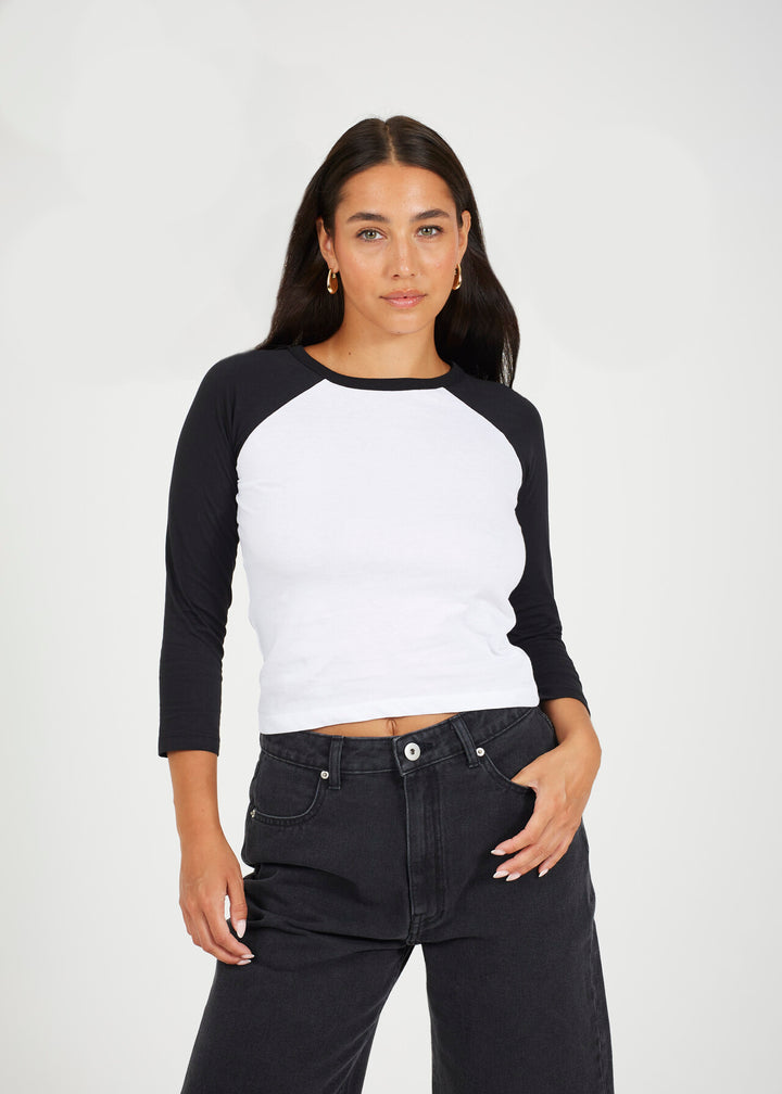 CONTRAST COLOUR RAGLAN SLEEVE T-SHIRT
