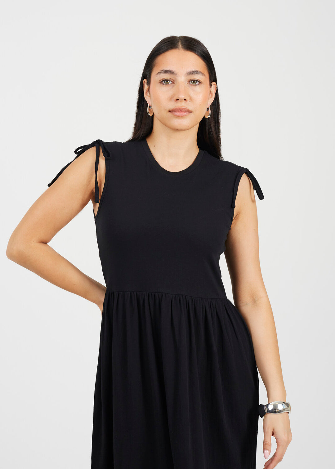 CREW NECK MAXI DRESS  WITH RUCHED SHOULDER DETAIL, BLACK