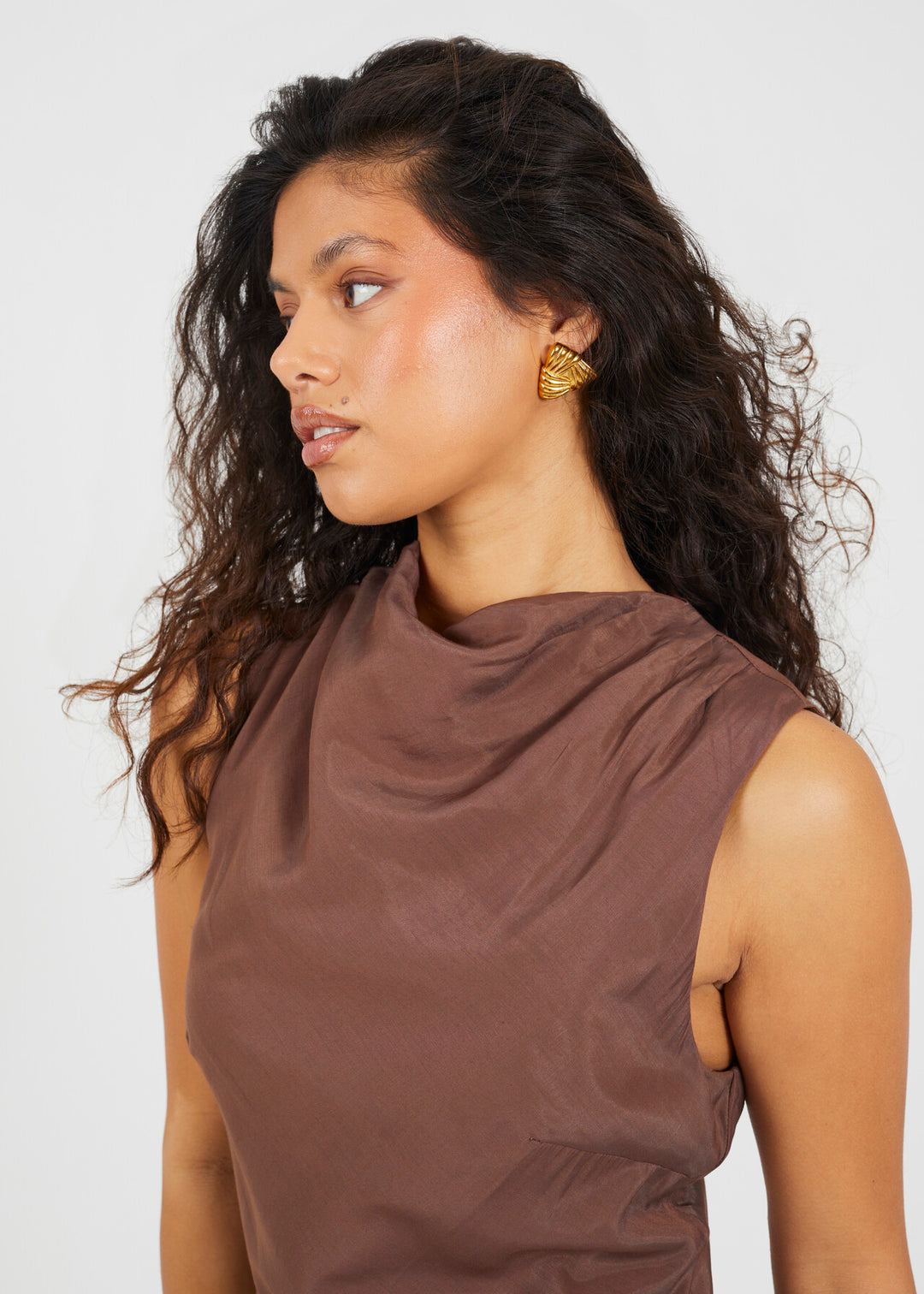 MIDI SLEEVELESS MESH OVERLAY ASYMMETRIC DRESS, BROWN