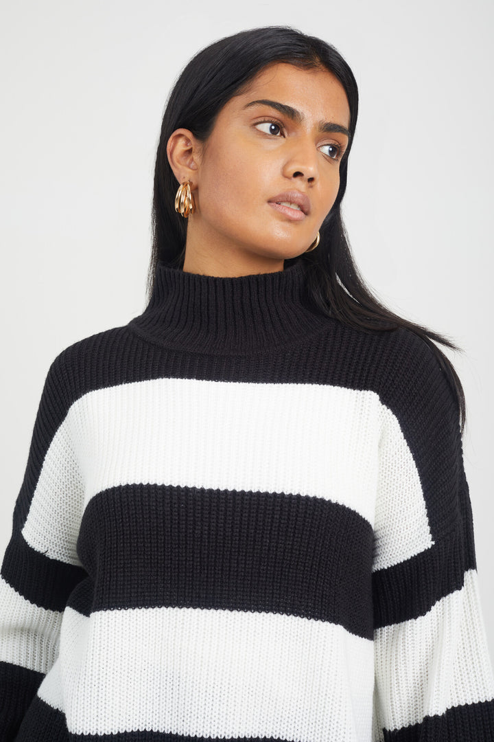 BLACK & WHITE OVERSIZED FISHERMAN KNIT JUMPER WITH STRIPE