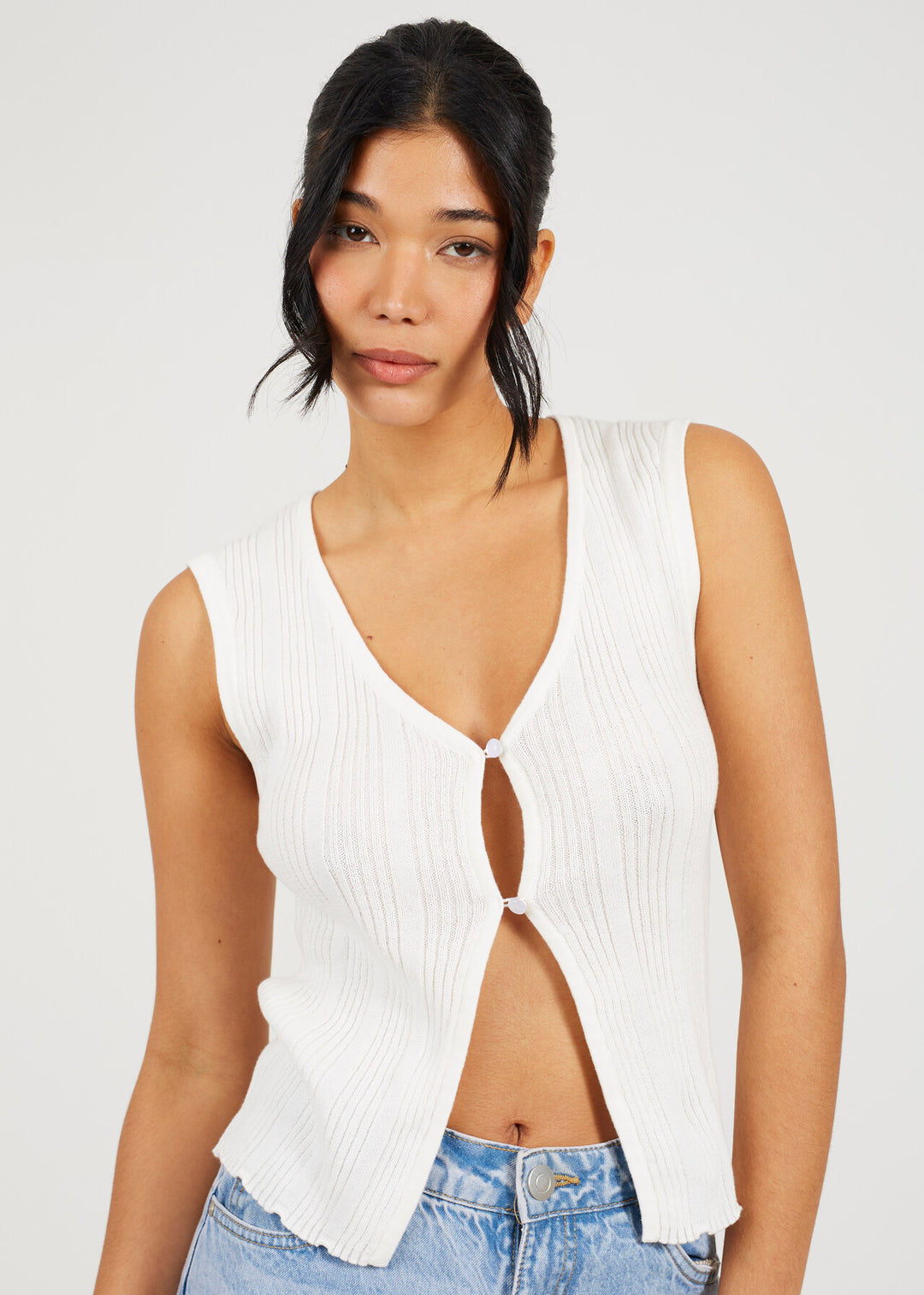 FINE KNIT SLEEVELESS WAISTCOAT, WHITE