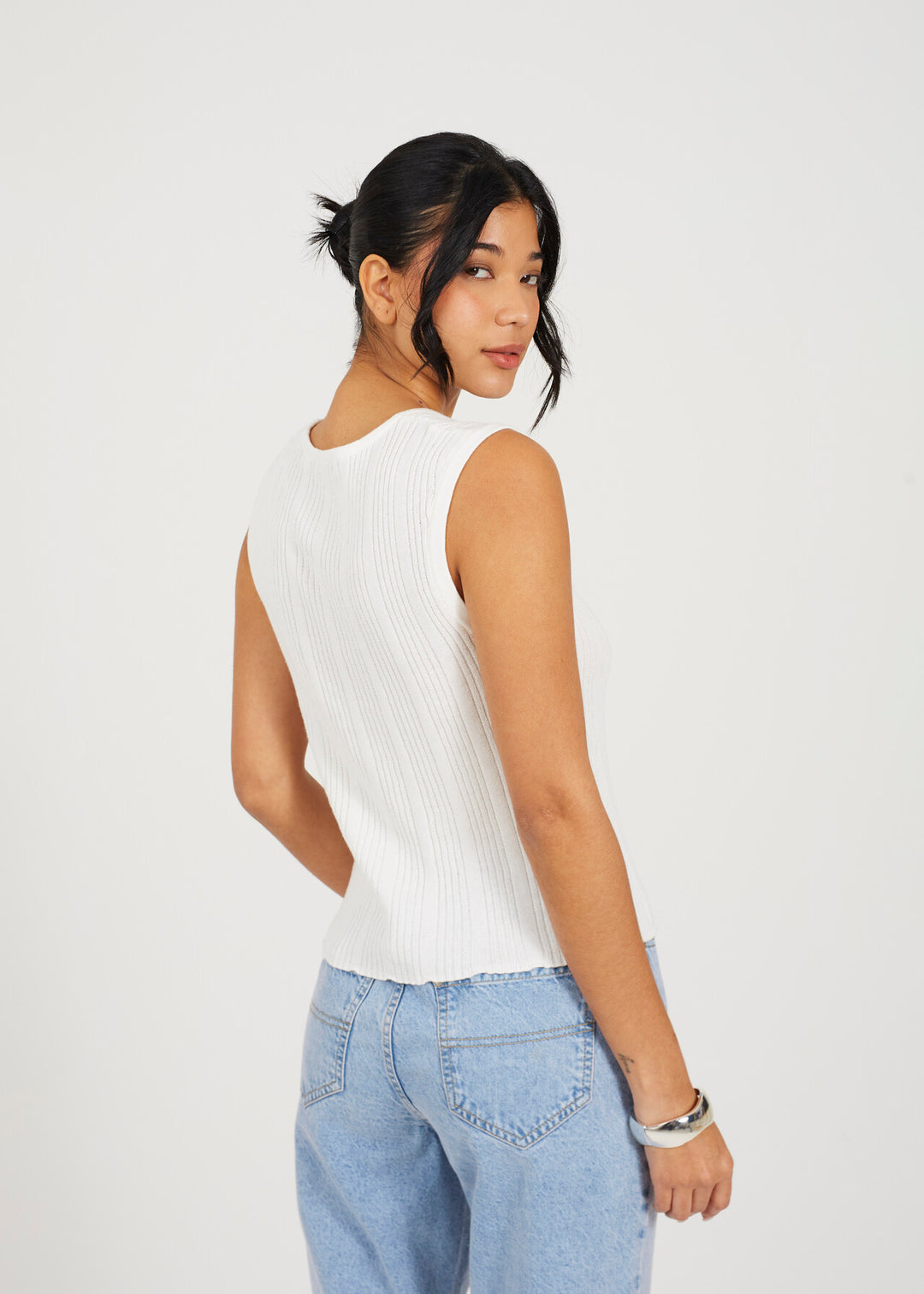 FINE KNIT SLEEVELESS WAISTCOAT, WHITE