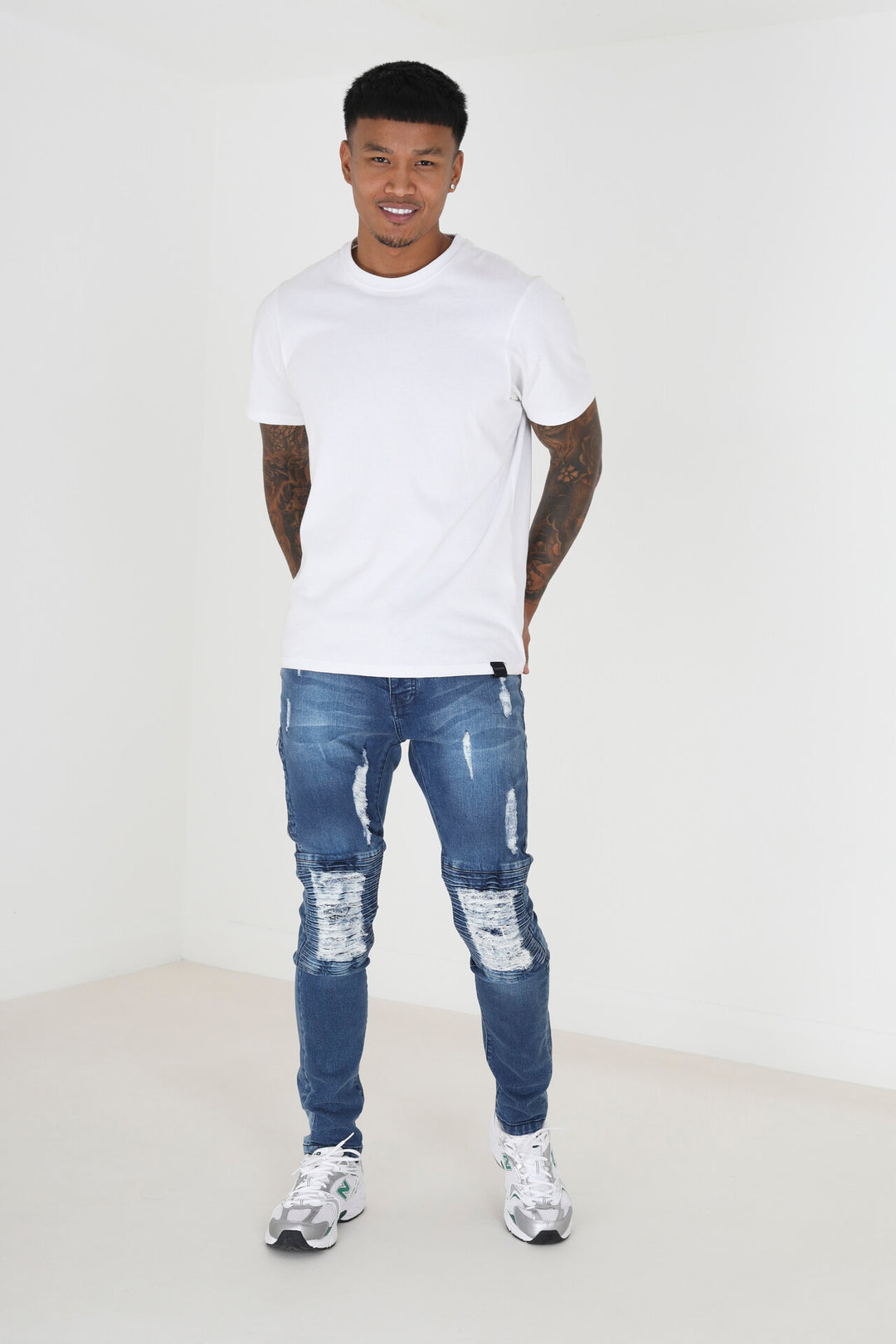 MID BLUE BIKER STYLE ZIP DETAIL RIPPED DENIM JEANS