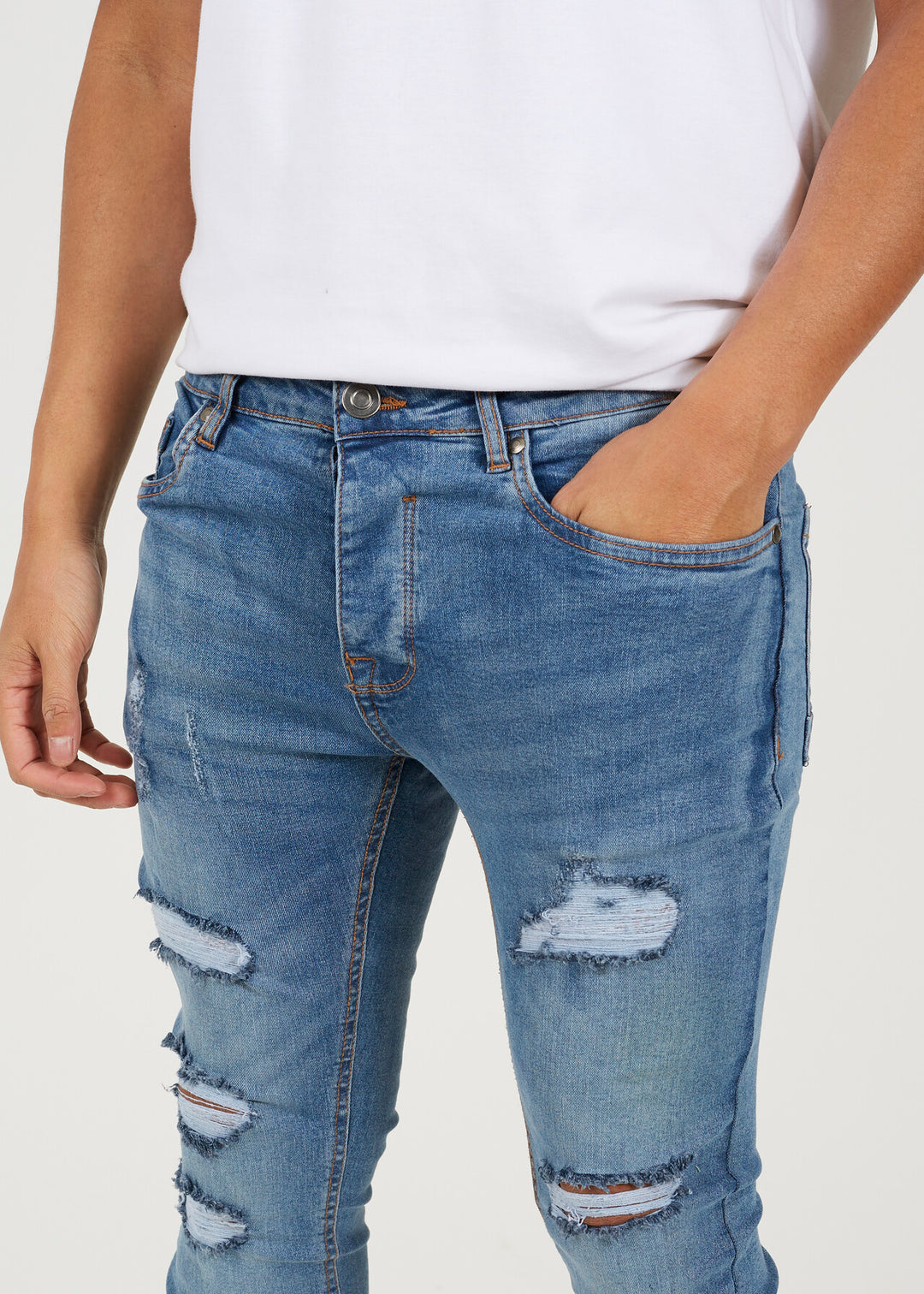 LIGHT WASH RIPPED SKINNY JEANS