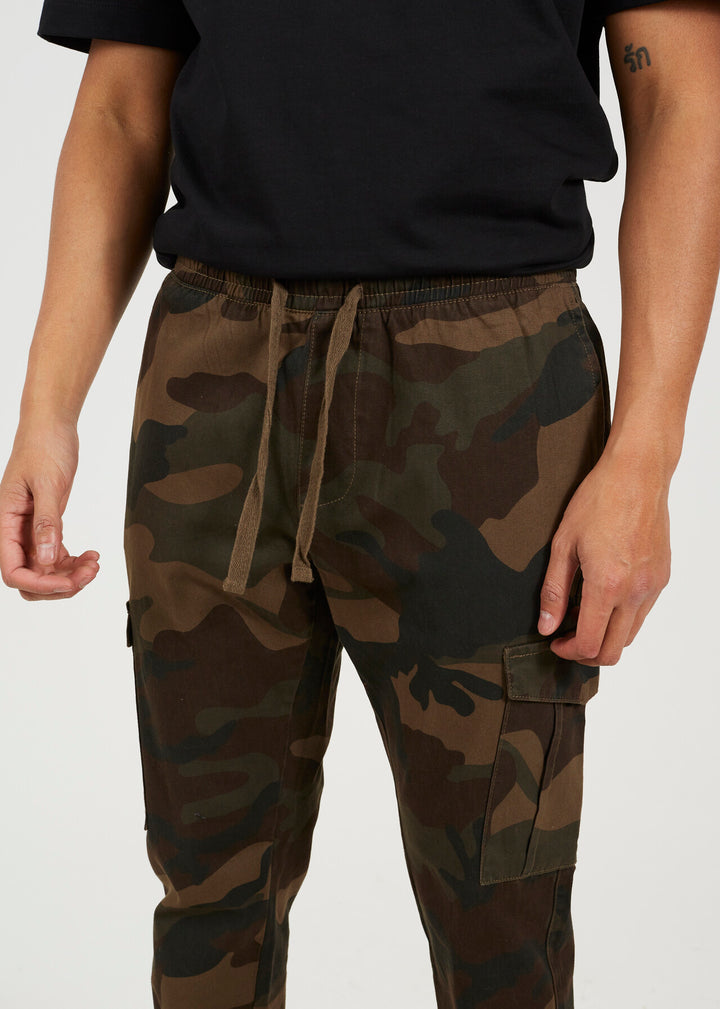 UTILITY POCKET CAMOUFLAGE PRINT CARGO PANTS