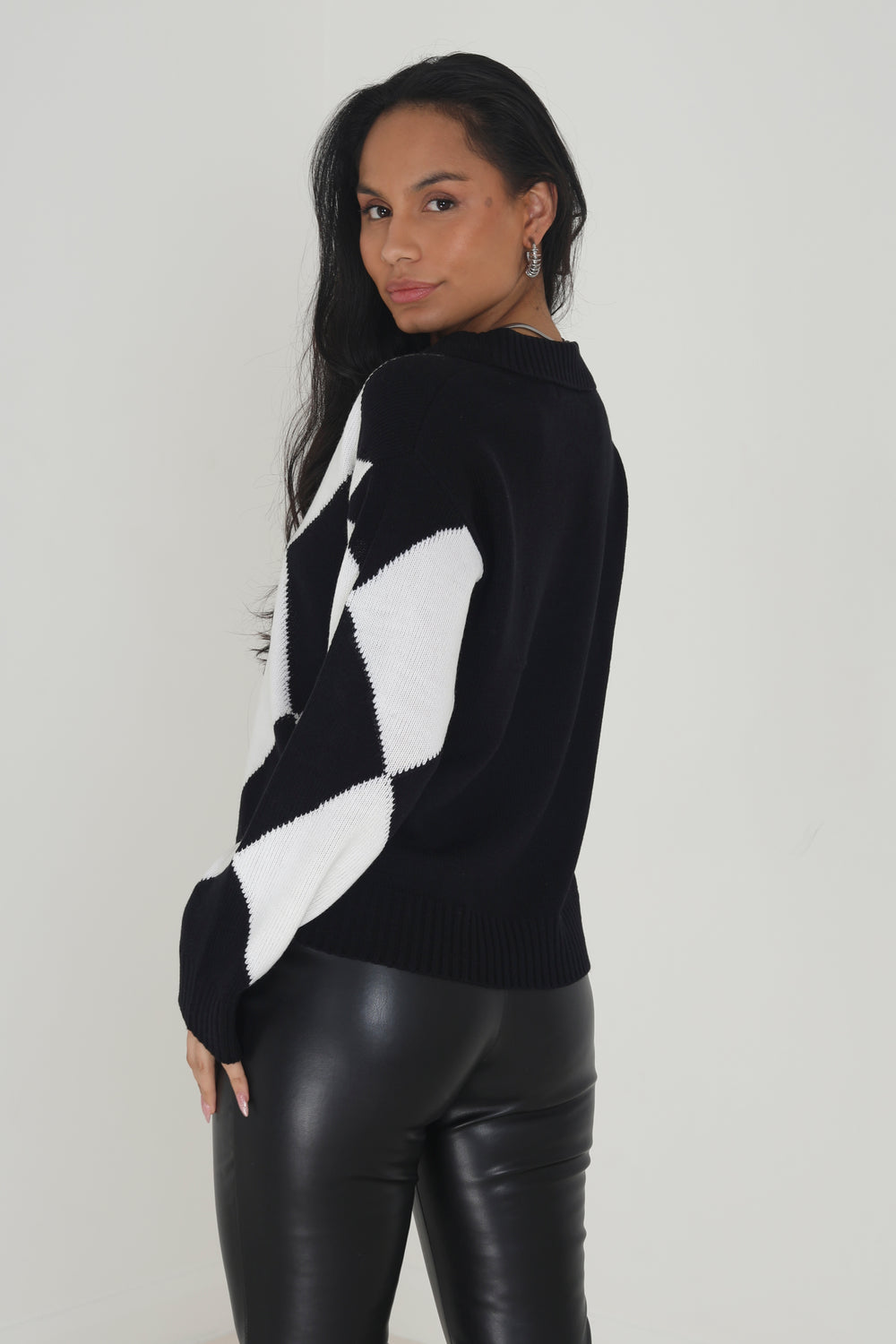BLACK/WHITE
