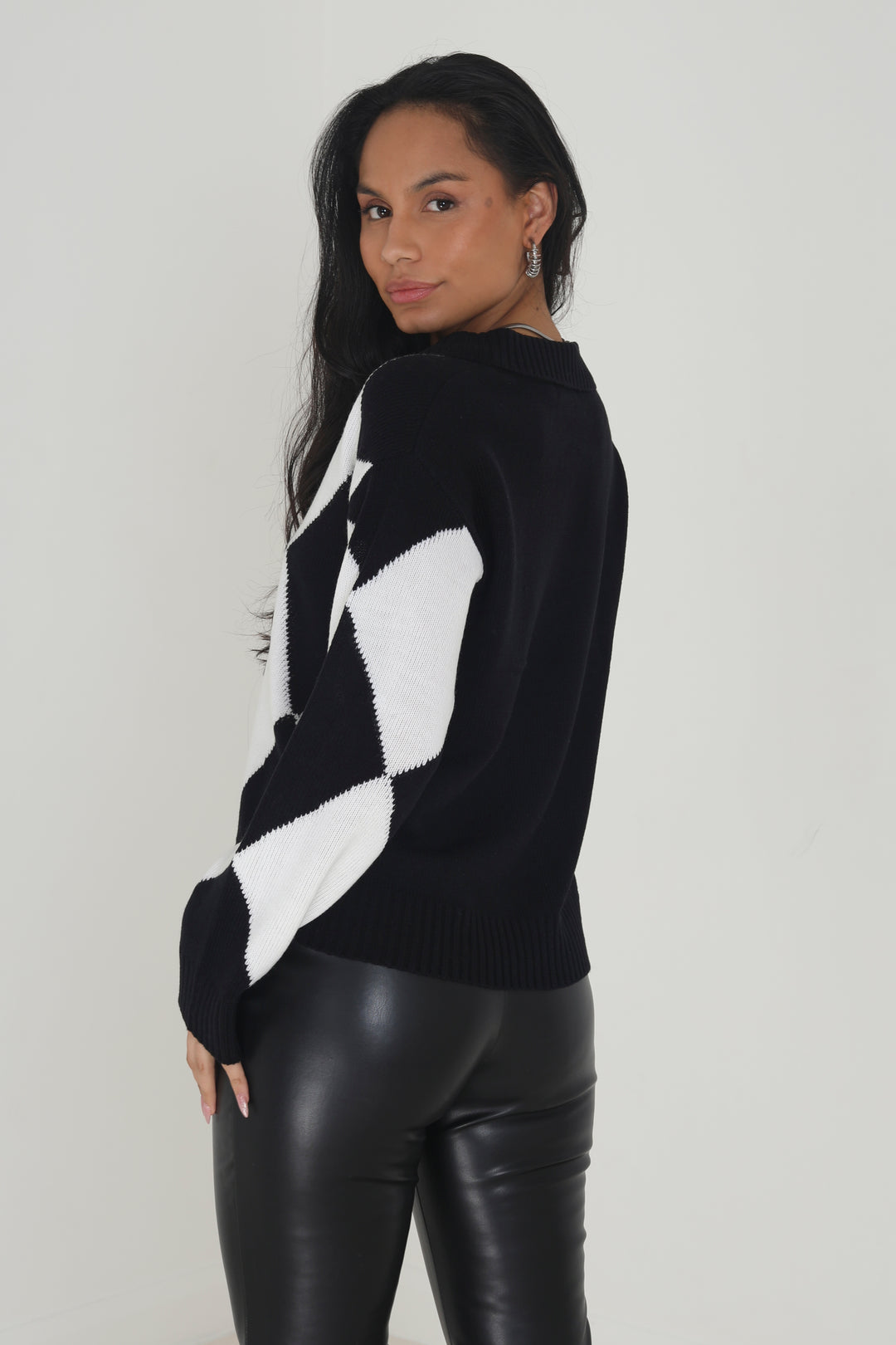 BLACK/WHITE
